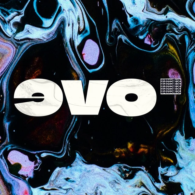 Логотип EVO на чёрном фоне с голубыми и фиолетовыми переливами